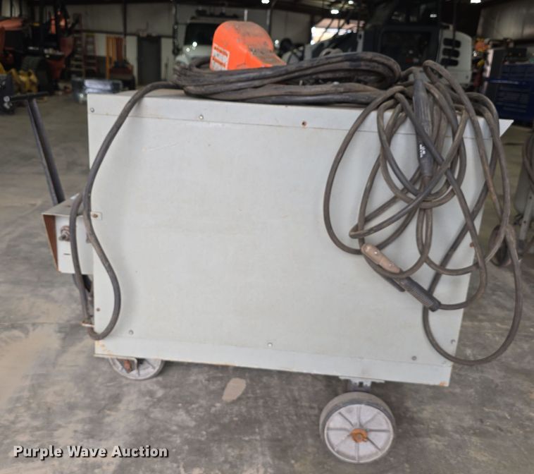 image for item EH8640 1973 Lincoln Idealarc DC-600 welder