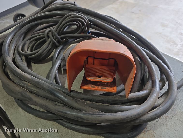 image for item EH8640 1973 Lincoln Idealarc DC-600 welder