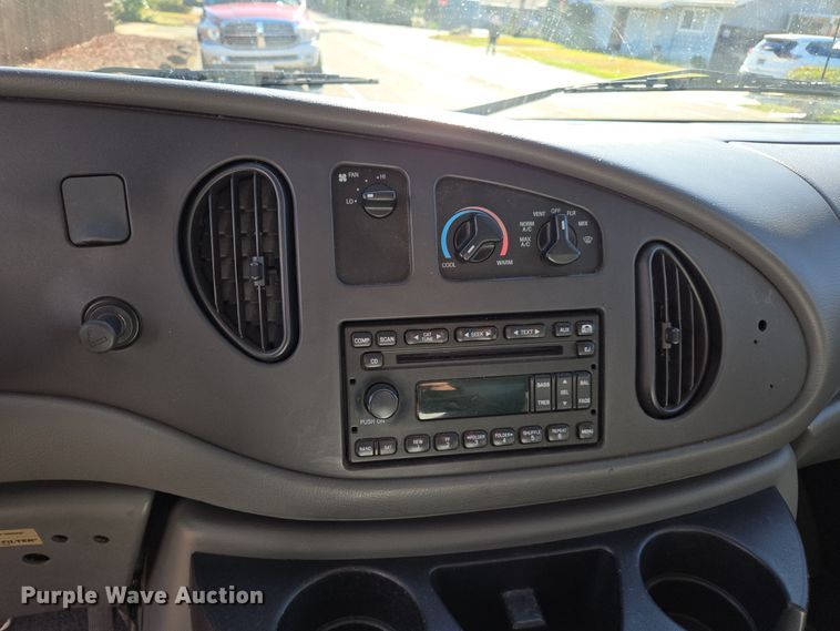 image for item EI4148 2006 Ford E450 utility van