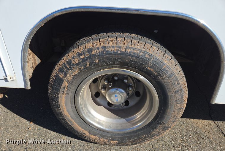 image for item EI4148 2006 Ford E450 utility van