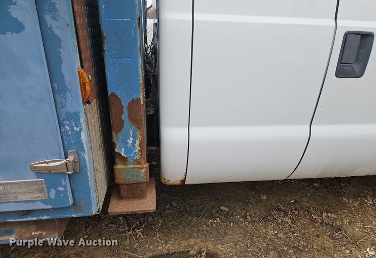 image for item EI8826 2009 Ford F550 Super Duty XLT bucket truck