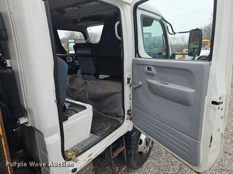 image for item EI8827 2017 Mitsubishi Fuso Canter Crew Cab flatbed truck