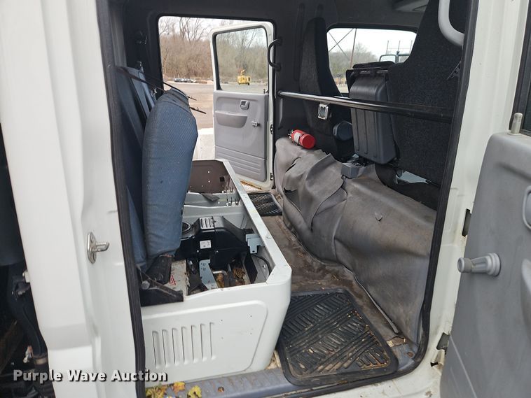 image for item EI8827 2017 Mitsubishi Fuso Canter Crew Cab flatbed truck