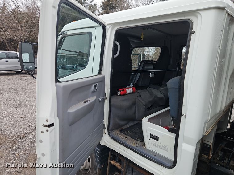 image for item EI8827 2017 Mitsubishi Fuso Canter Crew Cab flatbed truck