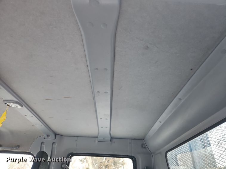 image for item EI8827 2017 Mitsubishi Fuso Canter Crew Cab flatbed truck