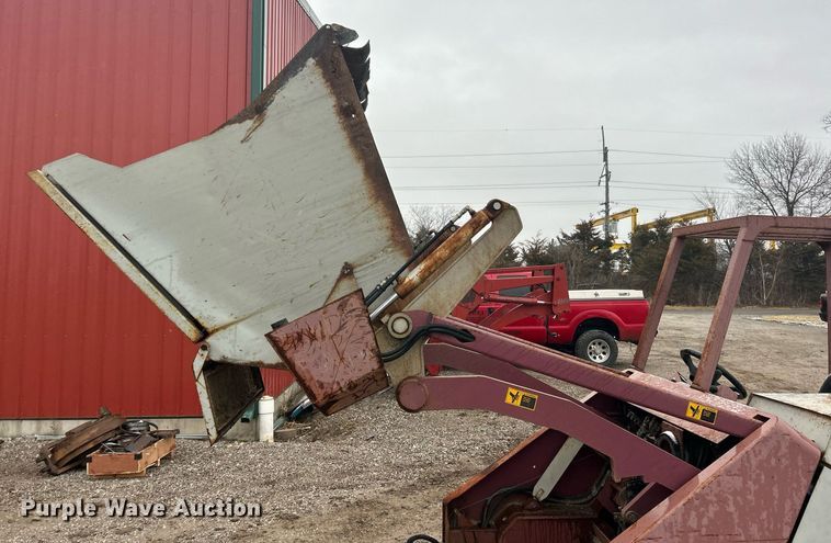 image for item EK2632 2000 Minuteman Powerboss Armadillo SW/8XV sweeper