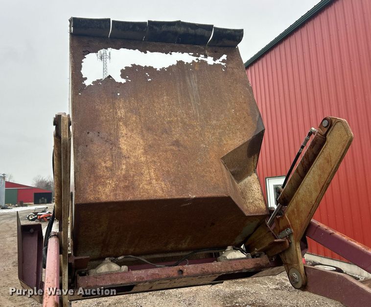 image for item EK2632 2000 Minuteman Powerboss Armadillo SW/8XV sweeper