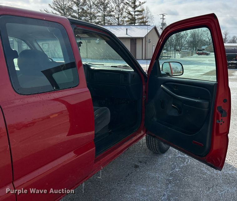 image for item EK2641 2002 GMC Sierra 2500HD Ext. Cab pickup truck