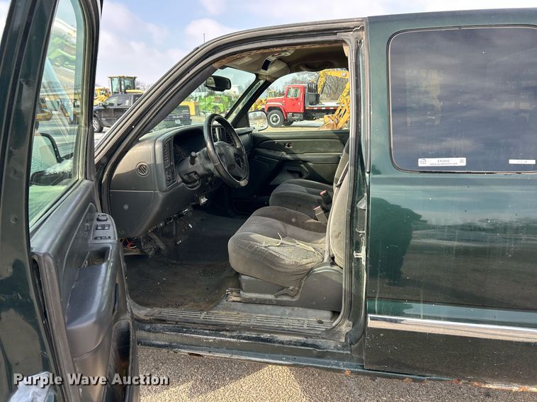 image for item EK2642 2006 GMC Sierra 2500HD Ext. Cab pickup truck