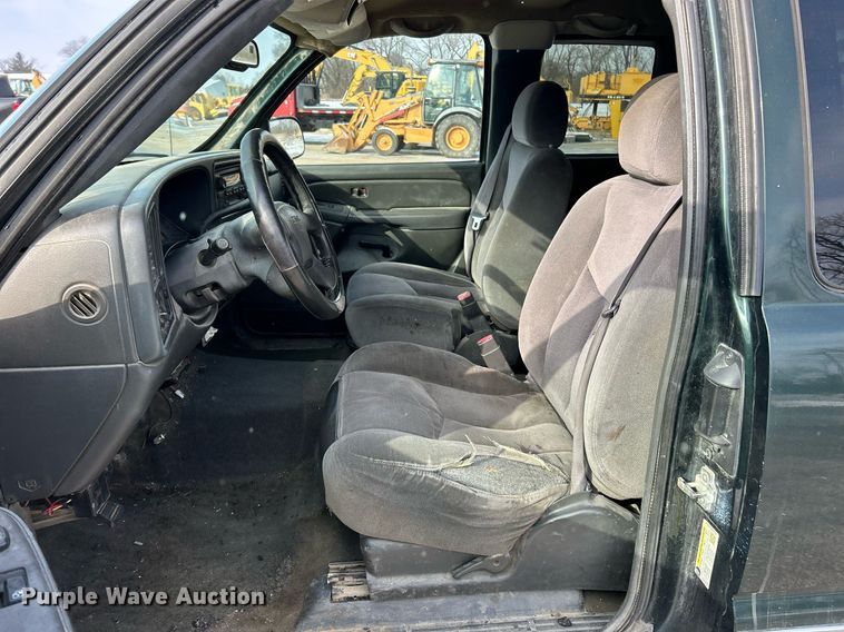 image for item EK2642 2006 GMC Sierra 2500HD Ext. Cab pickup truck