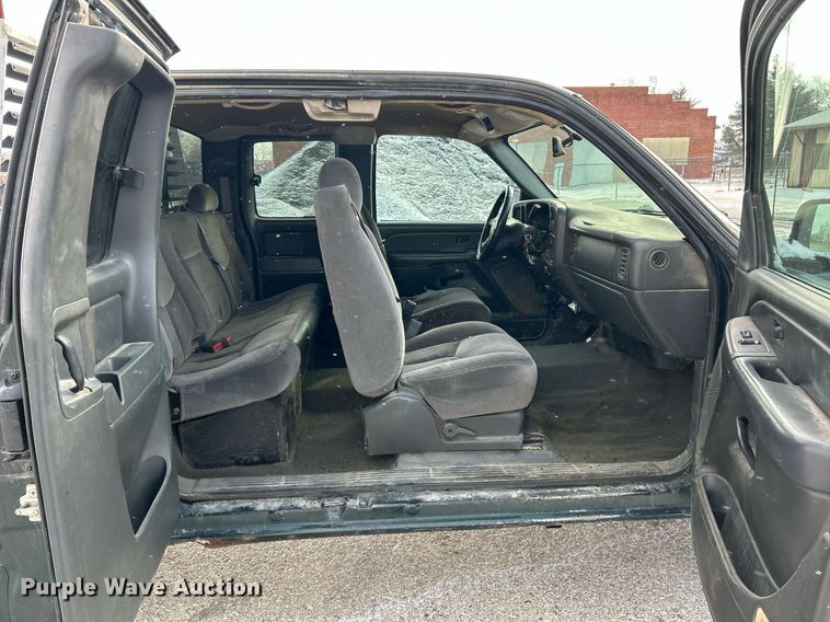 image for item EK2642 2006 GMC Sierra 2500HD Ext. Cab pickup truck