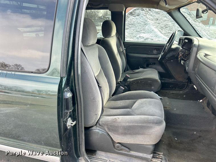 image for item EK2642 2006 GMC Sierra 2500HD Ext. Cab pickup truck