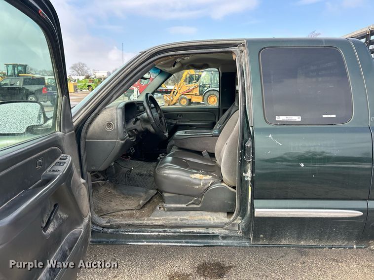 image for item EK2643 2006 GMC Sierra 2500HD Ext. Cab pickup truck