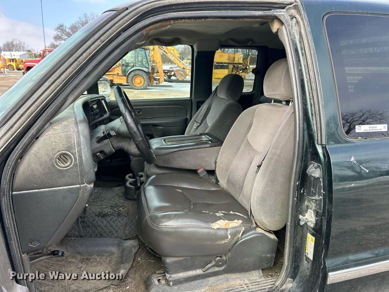 image for item EK2643 2006 GMC Sierra 2500HD Ext. Cab pickup truck