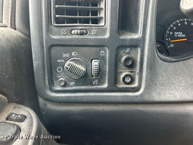 image for item EK2643 2006 GMC Sierra 2500HD Ext. Cab pickup truck