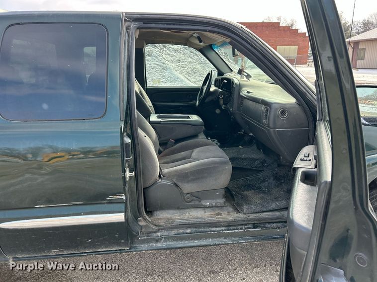 image for item EK2643 2006 GMC Sierra 2500HD Ext. Cab pickup truck