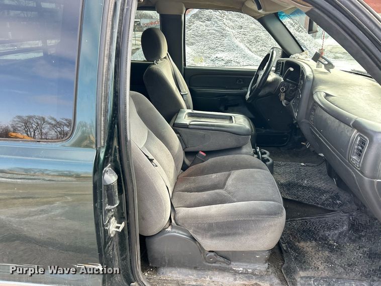 image for item EK2643 2006 GMC Sierra 2500HD Ext. Cab pickup truck