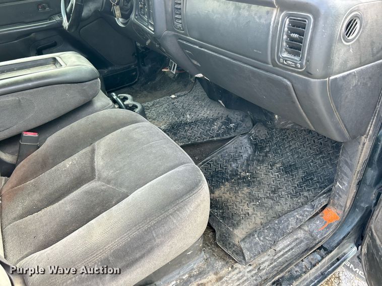 image for item EK2643 2006 GMC Sierra 2500HD Ext. Cab pickup truck