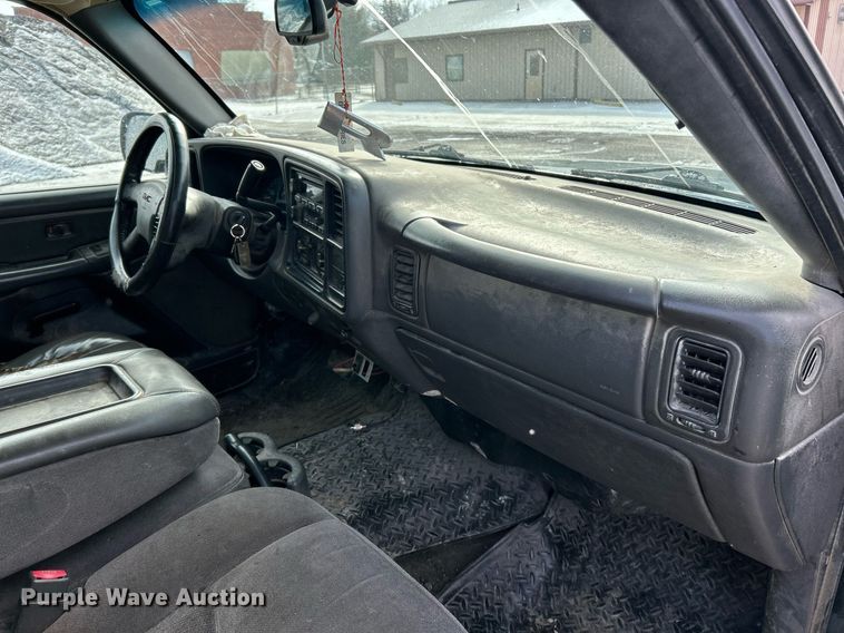 image for item EK2643 2006 GMC Sierra 2500HD Ext. Cab pickup truck