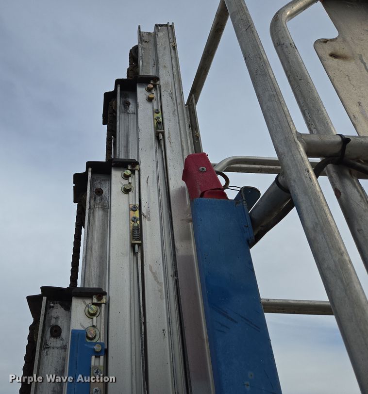 image for item EM6002 2015 Genie GR-20 vertical lift