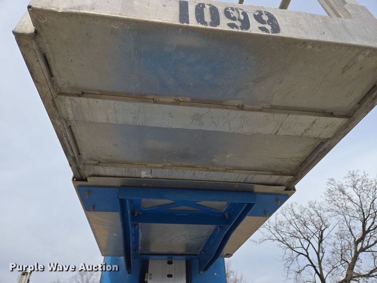 image for item EM6002 2015 Genie GR-20 vertical lift