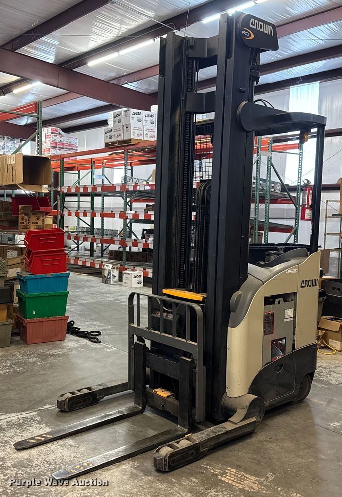 image for item EQ1019 Crown RD5725-32 order picker