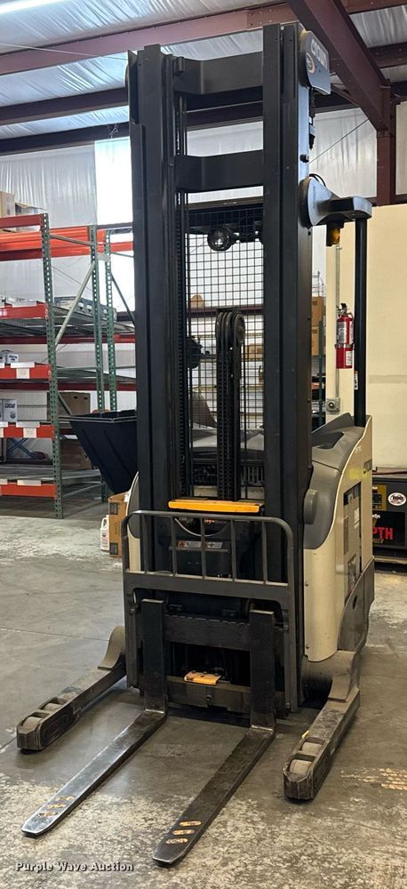 image for item EQ1019 Crown RD5725-32 order picker