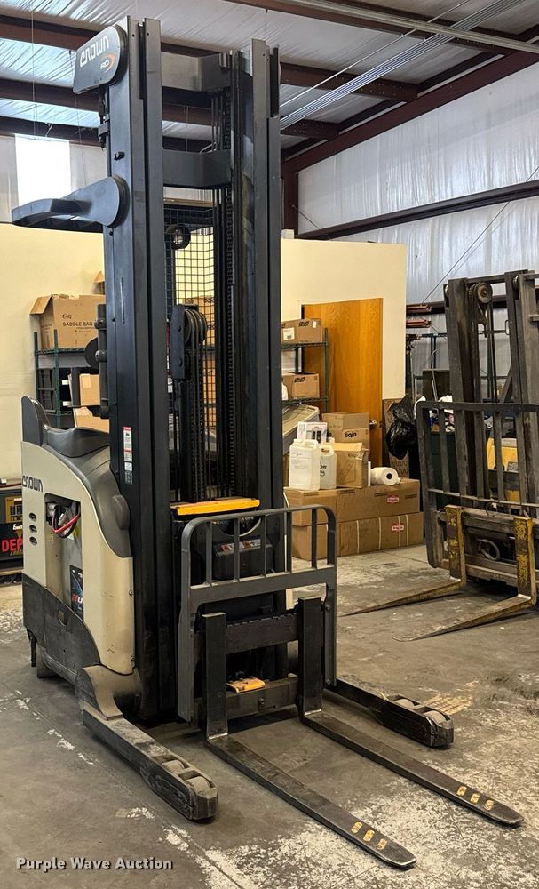 image for item EQ1019 Crown RD5725-32 order picker