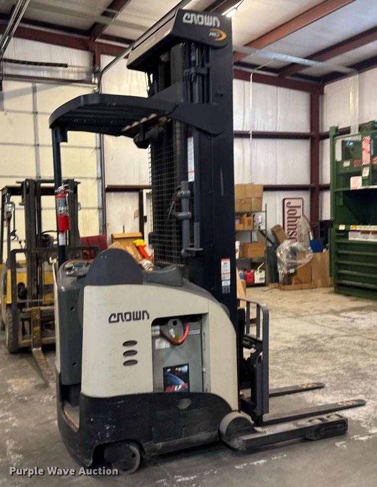 image for item EQ1019 Crown RD5725-32 order picker