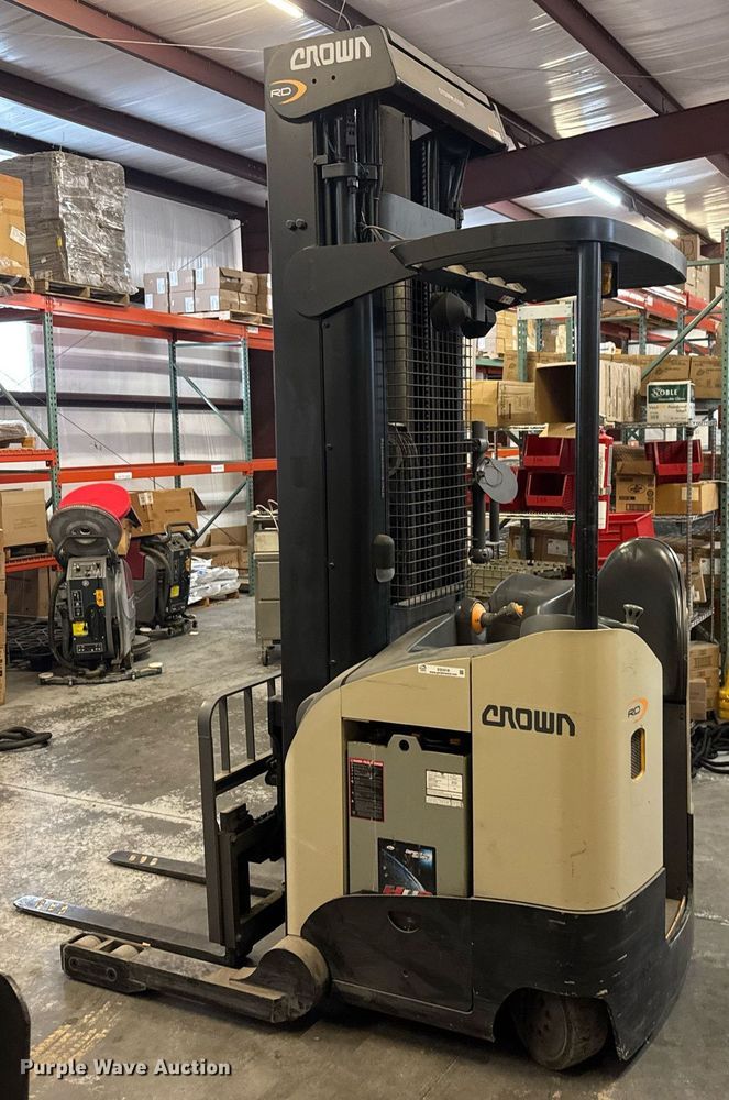 image for item EQ1019 Crown RD5725-32 order picker