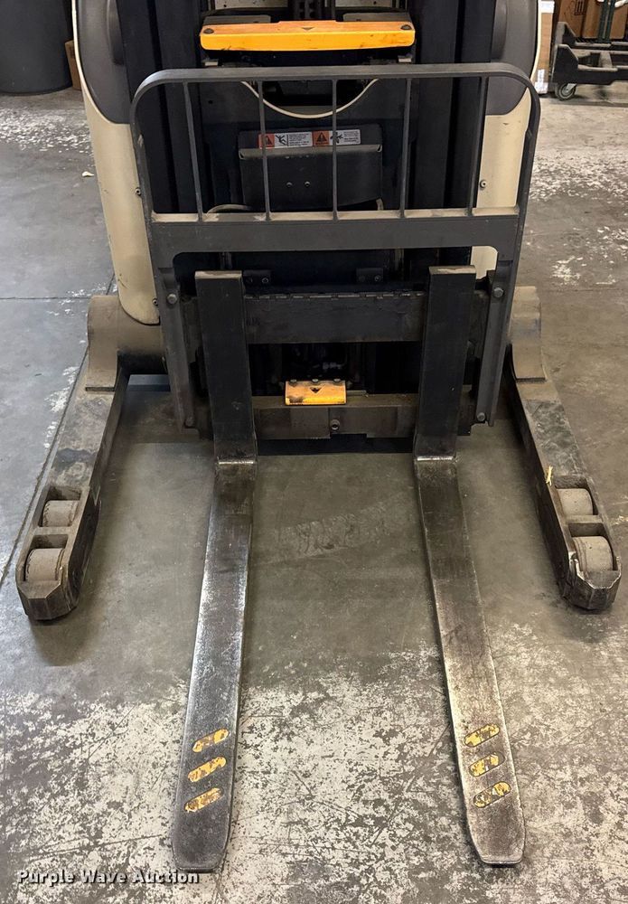 image for item EQ1019 Crown RD5725-32 order picker