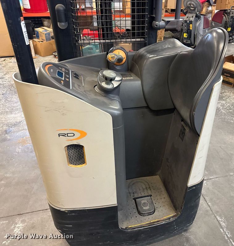 image for item EQ1019 Crown RD5725-32 order picker