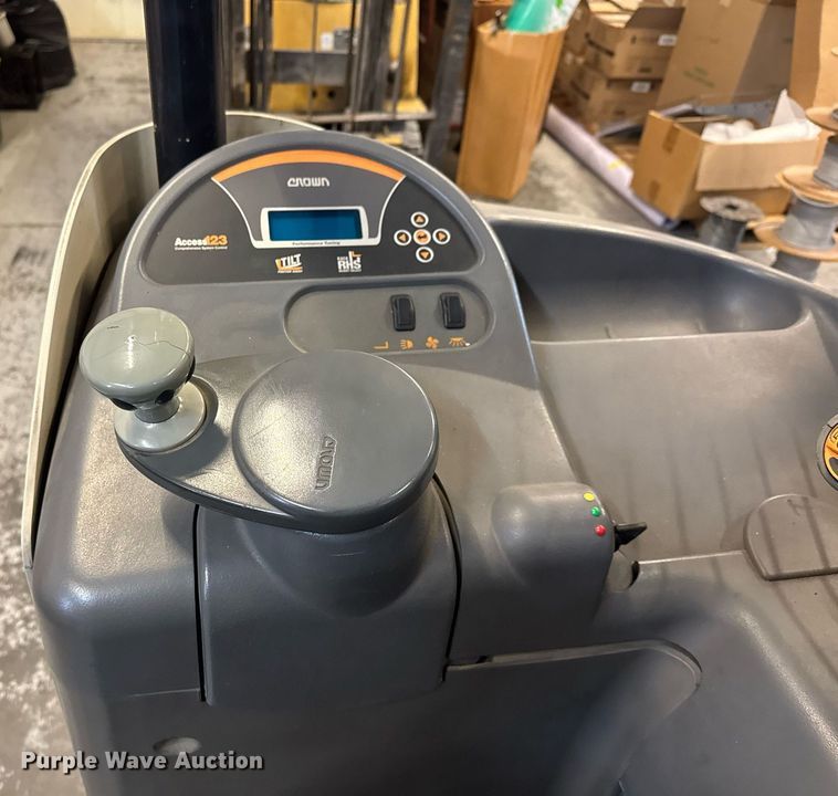 image for item EQ1019 Crown RD5725-32 order picker