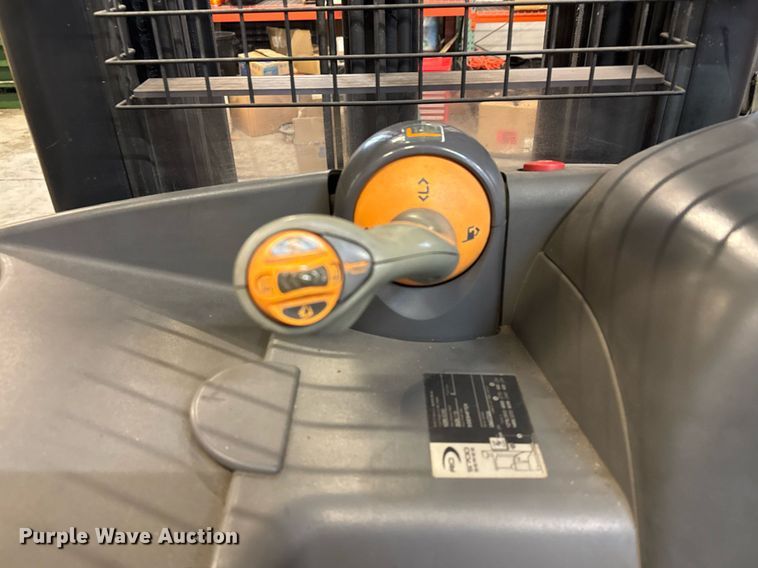 image for item EQ1019 Crown RD5725-32 order picker