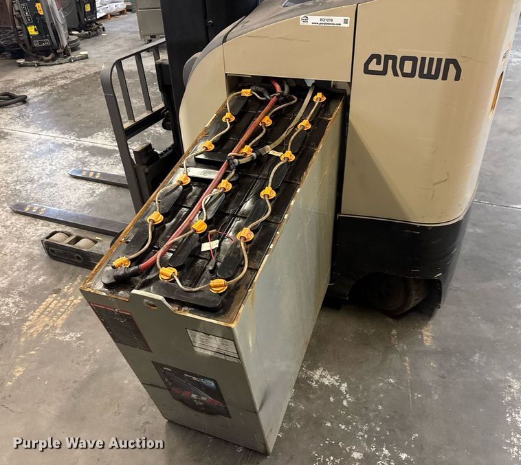 image for item EQ1019 Crown RD5725-32 order picker