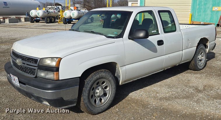 image for item EQ3948 2006 Chevrolet Silverado 1500 Ext. Cab pickup truck