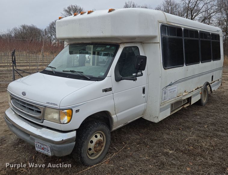 image for item EQ3957 2001 Ford  E450 Super Duty shuttle bus