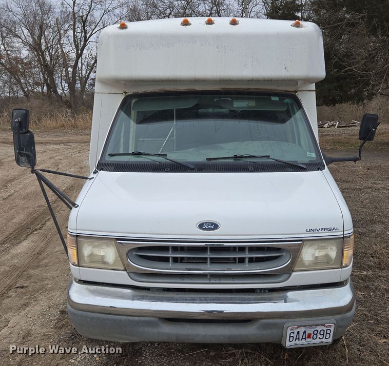 image for item EQ3957 2001 Ford  E450 Super Duty shuttle bus