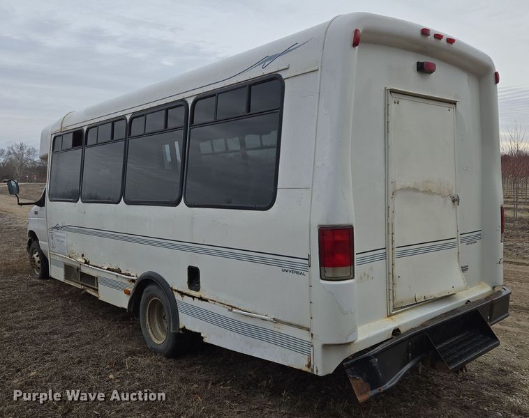 image for item EQ3957 2001 Ford  E450 Super Duty shuttle bus