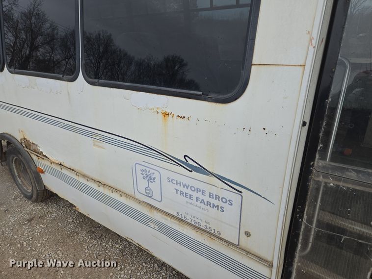 image for item EQ3957 2001 Ford  E450 Super Duty shuttle bus