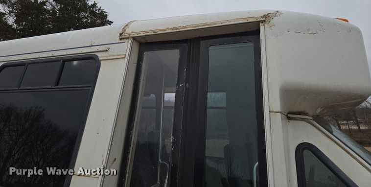 image for item EQ3957 2001 Ford  E450 Super Duty shuttle bus