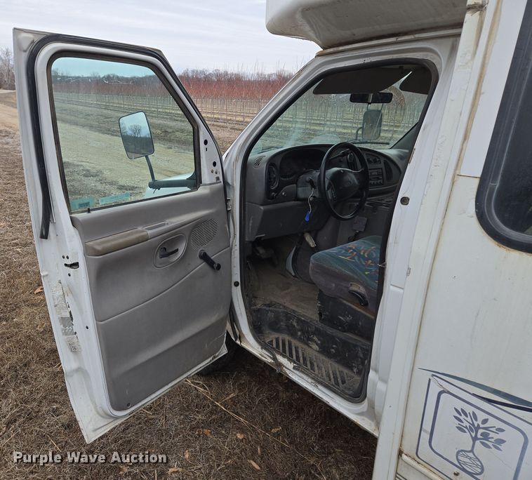 image for item EQ3957 2001 Ford  E450 Super Duty shuttle bus