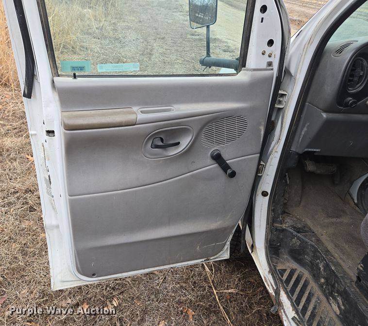 image for item EQ3957 2001 Ford  E450 Super Duty shuttle bus