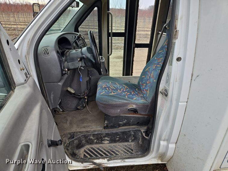 image for item EQ3957 2001 Ford  E450 Super Duty shuttle bus