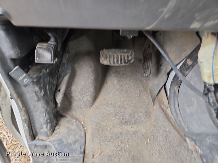 image for item EQ3957 2001 Ford  E450 Super Duty shuttle bus