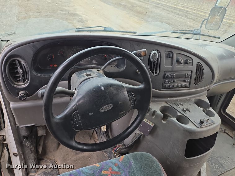 image for item EQ3957 2001 Ford  E450 Super Duty shuttle bus