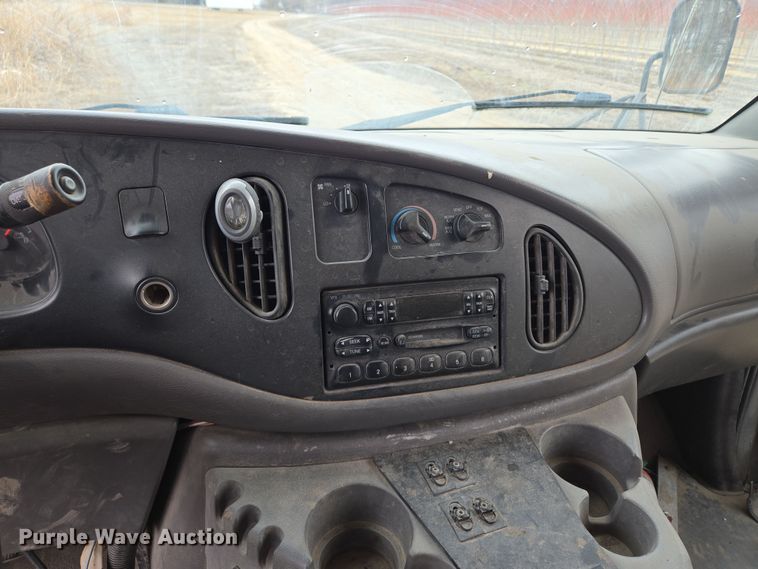 image for item EQ3957 2001 Ford  E450 Super Duty shuttle bus