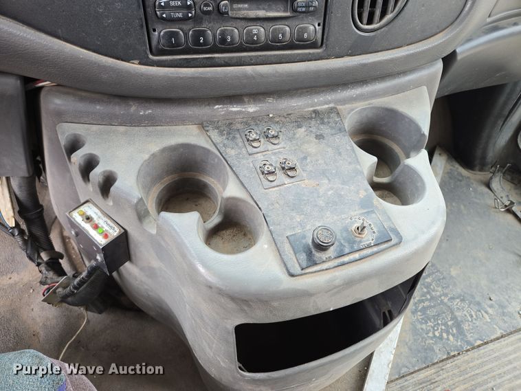 image for item EQ3957 2001 Ford  E450 Super Duty shuttle bus