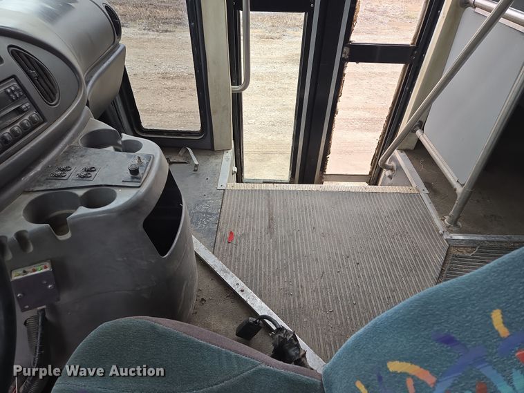 image for item EQ3957 2001 Ford  E450 Super Duty shuttle bus