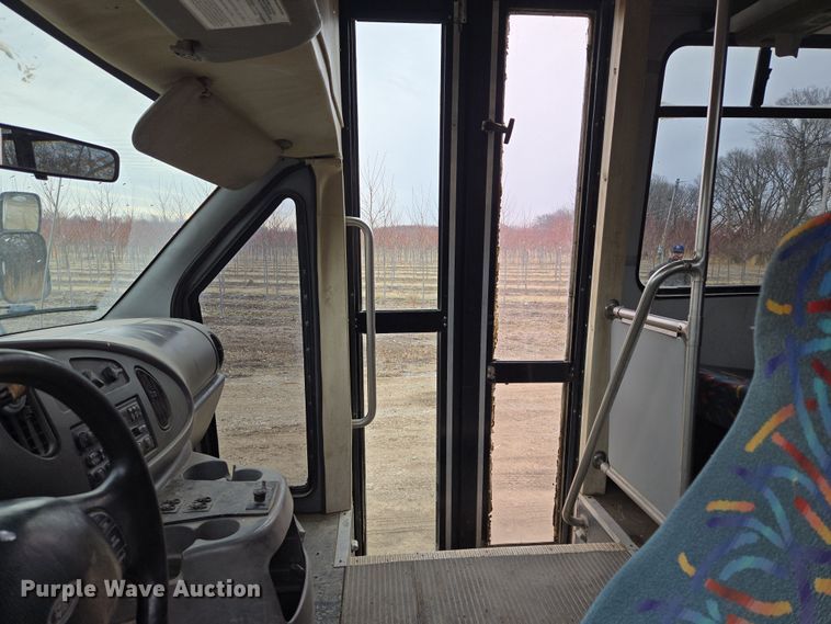 image for item EQ3957 2001 Ford  E450 Super Duty shuttle bus